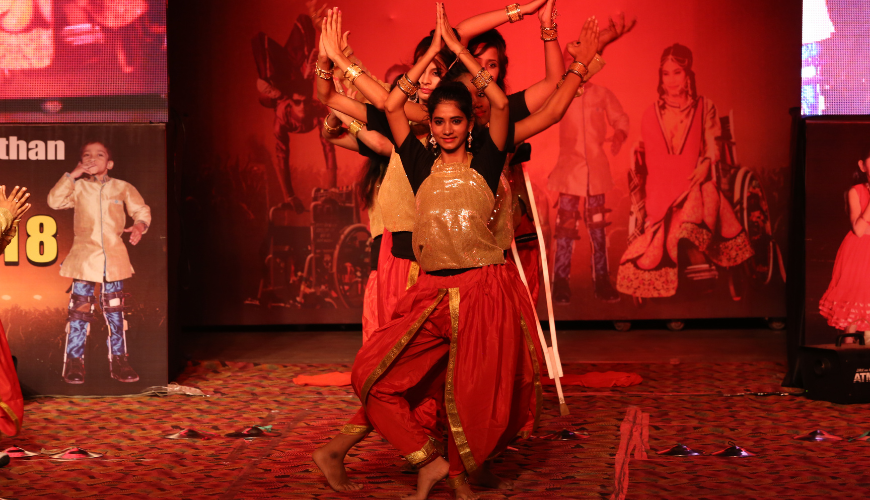 Differently Abled Talent Show: Narayan Seva Sansthan heroes shine with callipers, wheelchairs, and artiﬁcial limbs. Donate now!